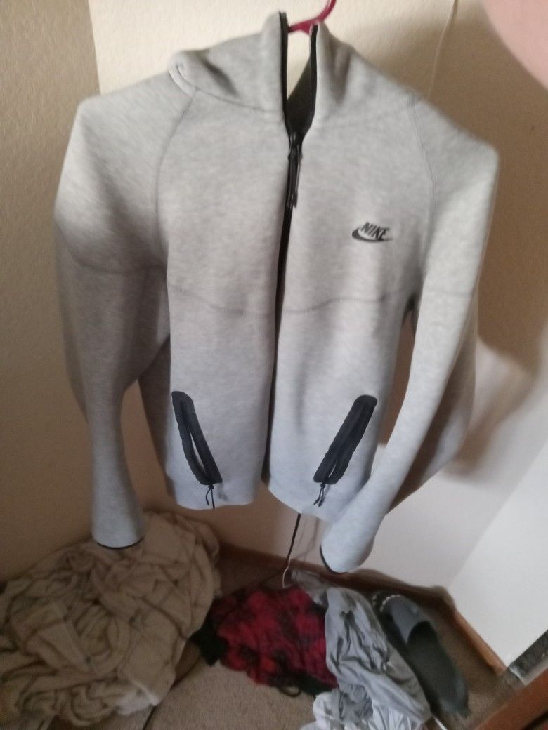 Adult Medium Nike Tech