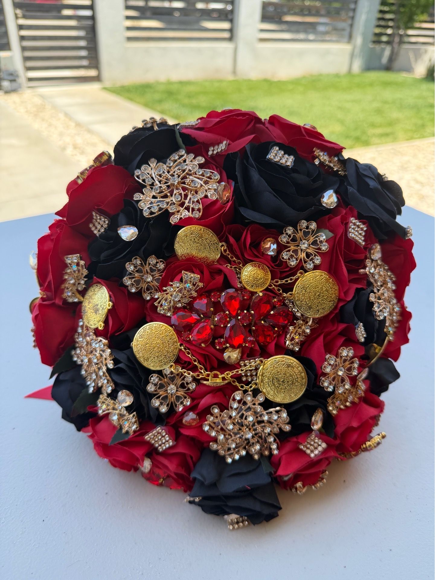 Red, black and gold flower bouquet/ramo