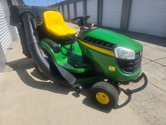 John Deer new  with  bagger only 3 hours