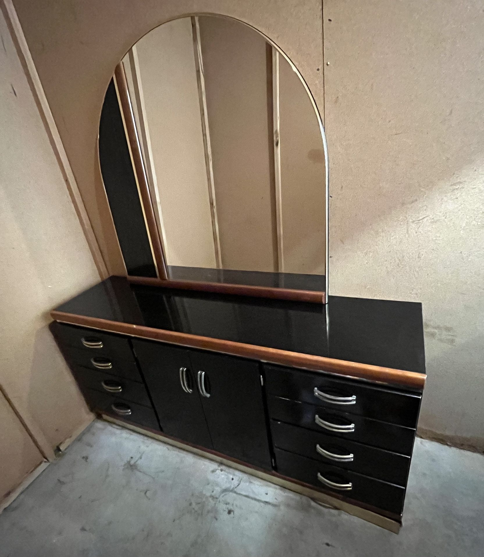 Dresser With Mirror