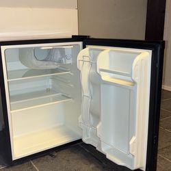 Black FRIGIDARE 2.5cu mini fridge