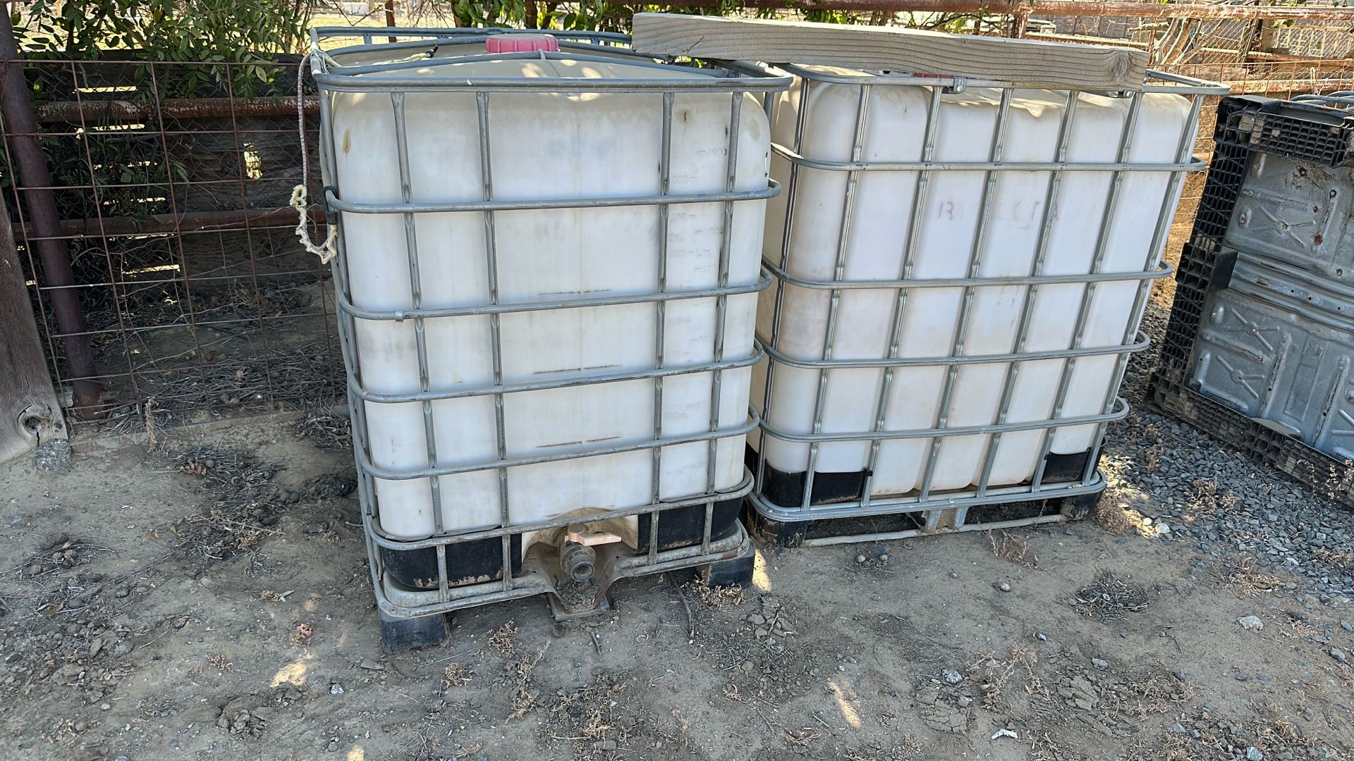 2 Totes 1200 Liters Plus One Half All For 100 Dls Hablo Español 