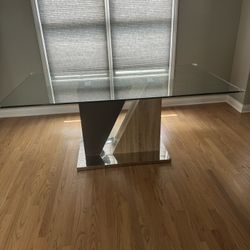 Dining Table with Chairs – Great Condition