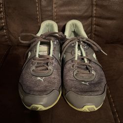 Puma Ladies Sneakers Gently Used Size 4