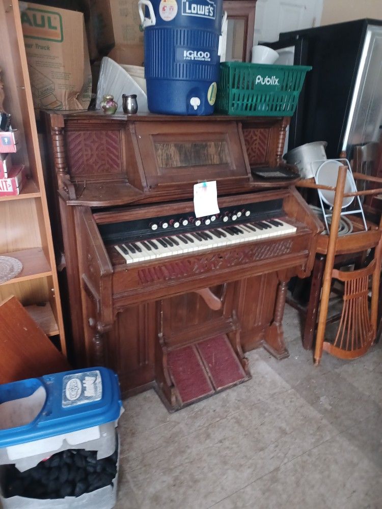 Antique Pump Organ In Good Condition