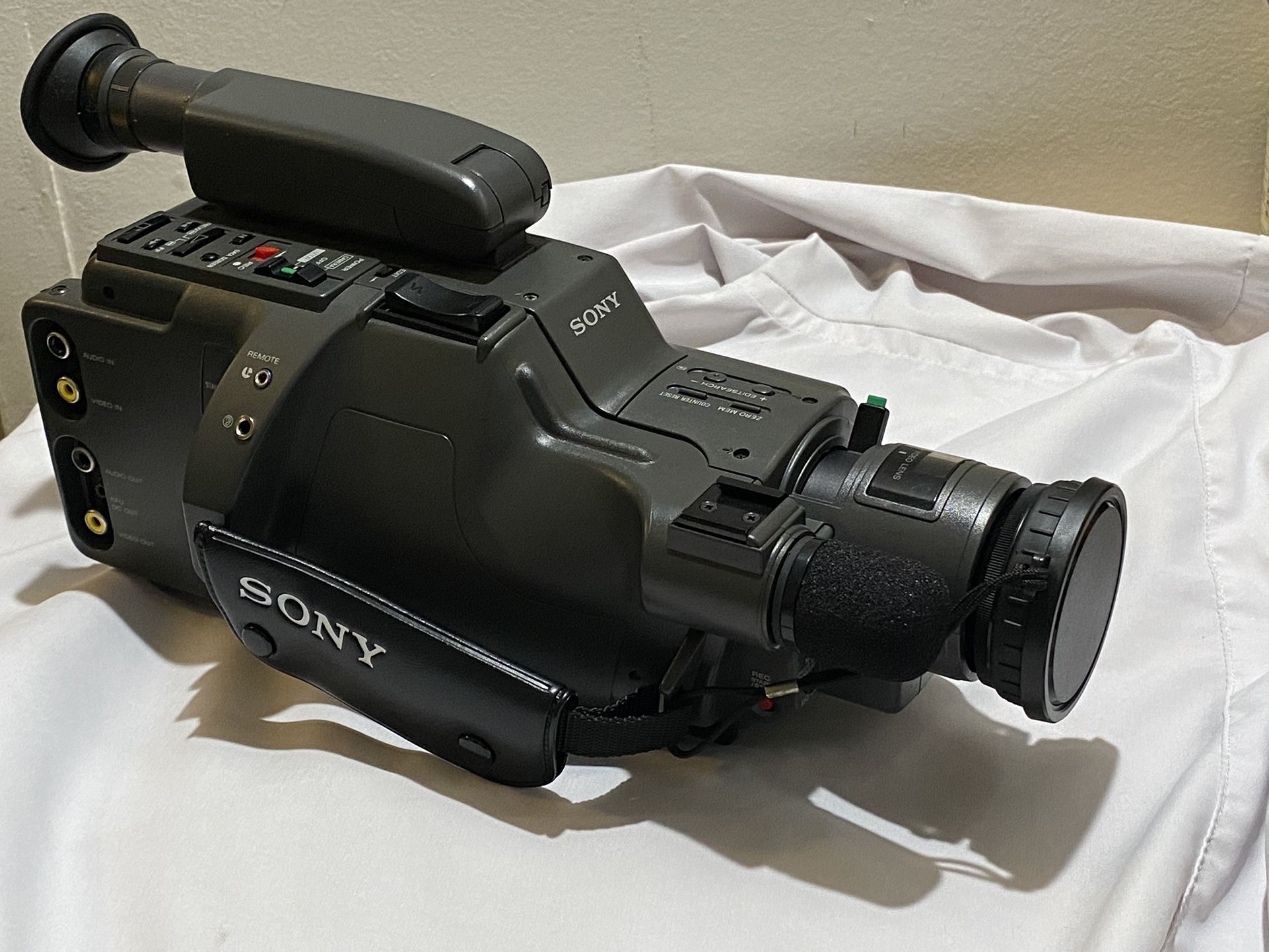 Sony CCD-F35 Handycam Video 8 Camera Recorder