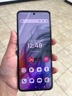 Motorola Razr – 256GB – Like New – Original Box & Charger