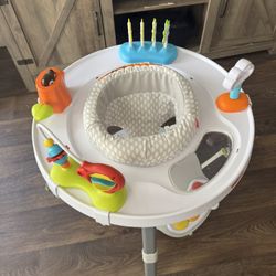 Baby activity center 