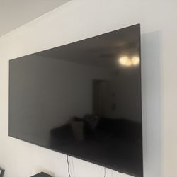 70 Inch Barely Used Samsung Tv With Mount
