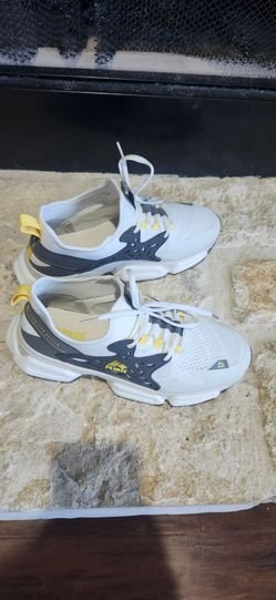 Sz 10.5 Reebok Light Grayish Mesh Sneakers with Dark Gray and Yellow Accents