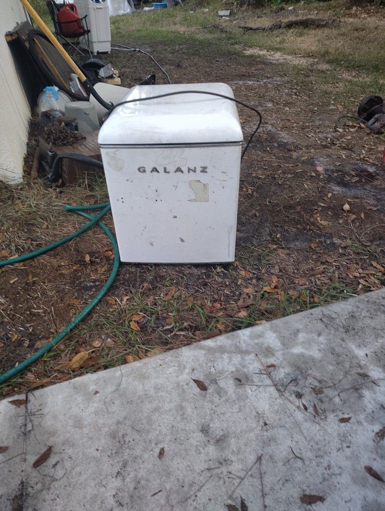 Galanz Mini Fridge 