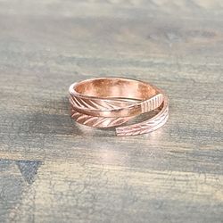 Pure Copper Feather Ring Adjustable Copper Therapy Ring Boho Jewelry

Nature-Inspired Beauty & Copper Wellness
This pure copper feather ring combines 