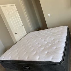 KING MATTRESS BEAUTYREST PRESSURESMART AND FREE BOX SPRINGS 