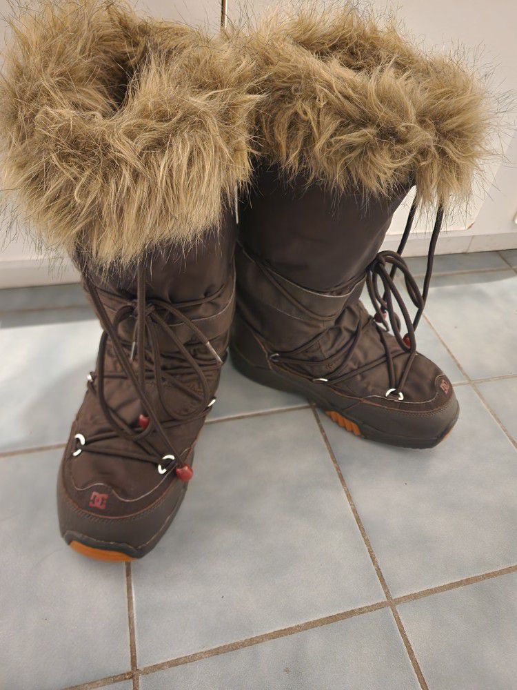Dc Womens Size 6 Snow Boots