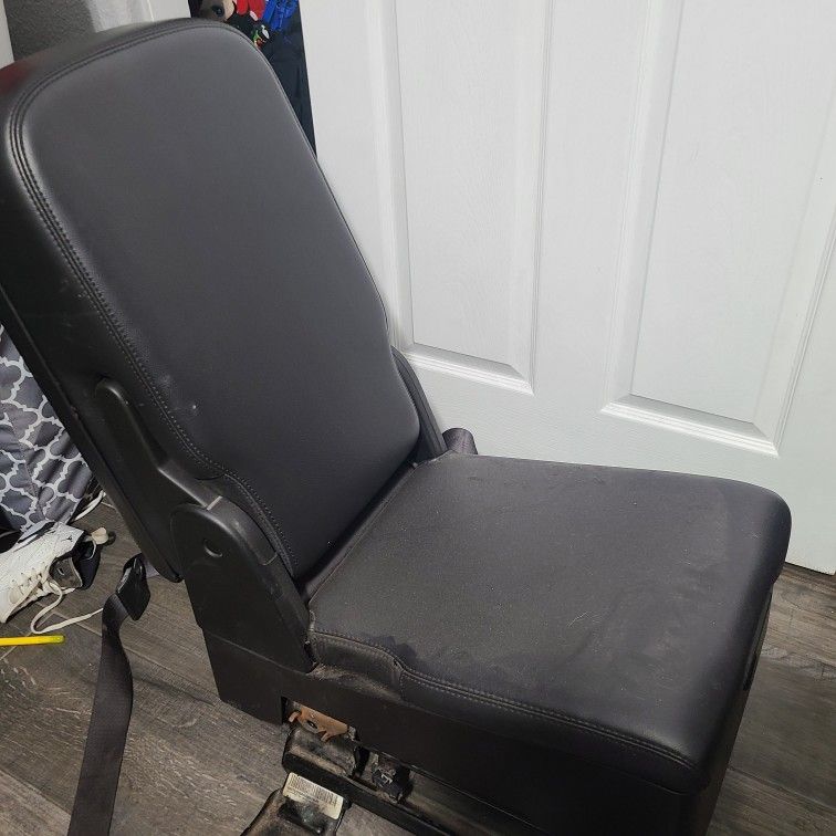 2007 - 2009 Silverado And Sierra Front Middle Seat