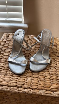 Trento sandals with low heel. Platinum color. Size 6