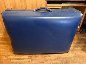 Blue Vinyl Folding Massage Table