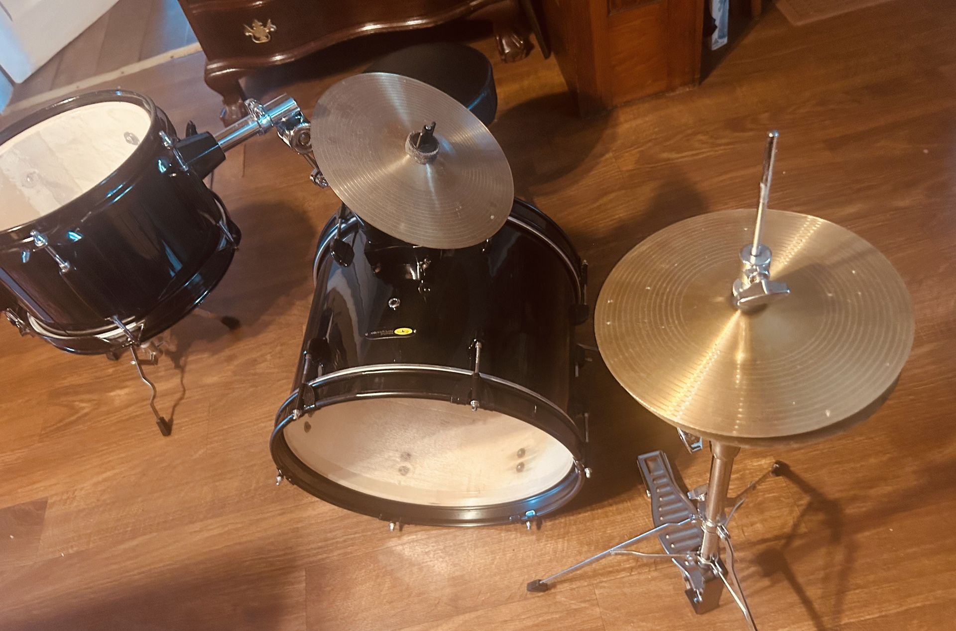 Complete Drum Set In Excellent Condition Great For A Starter Set