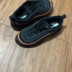 Nike Air Max Still In Good Condition My Daughter Took The Inside Of The Shoe, But There’s Still Practically New Out Size 5y