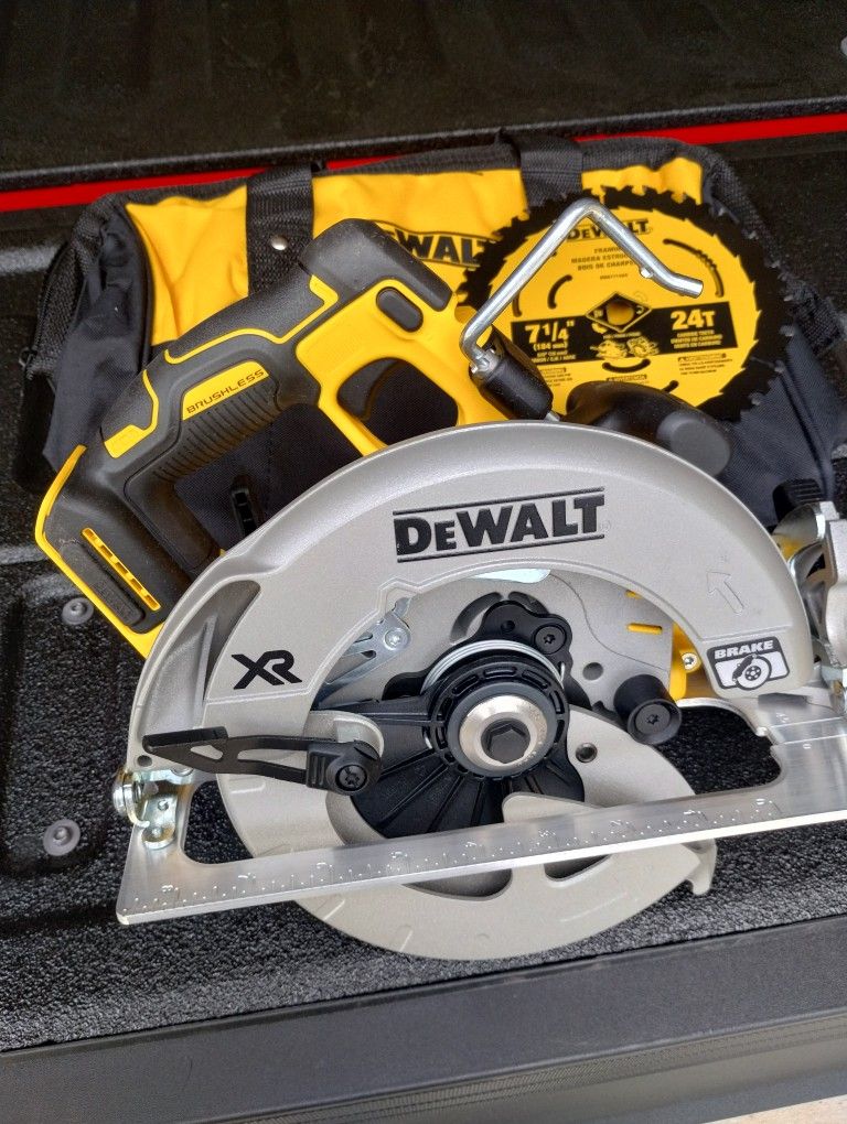 Brand New DeWalt XR Power Detect 20-volt Max 7-1/4-in Cordless Circular Saw (Bare Tool)