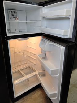 Black GE top freezer bottom refrigerator with warranty delivery Available fee depends on address 🛣️🏠🛻