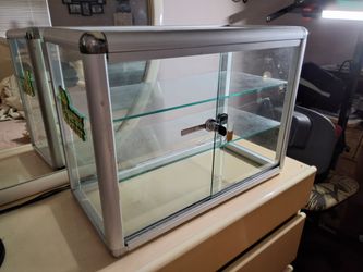 VITRINA DE ALUMINIO Y VIDRIO 24"X12"X18" CON CERRADURA