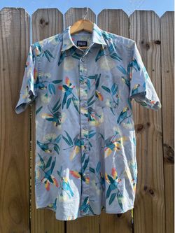 Patagonia Short Sleeve Button Down Mens Size Medium Go To Parrots Hawaiian Shirt