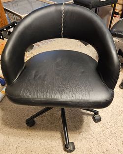 Rolling desk chair
