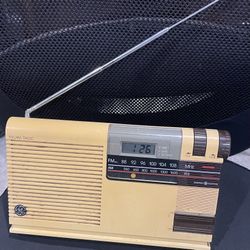 General Electric Portable FM/AM Vintage Radio Model No. 7-4208B AC DC Tested