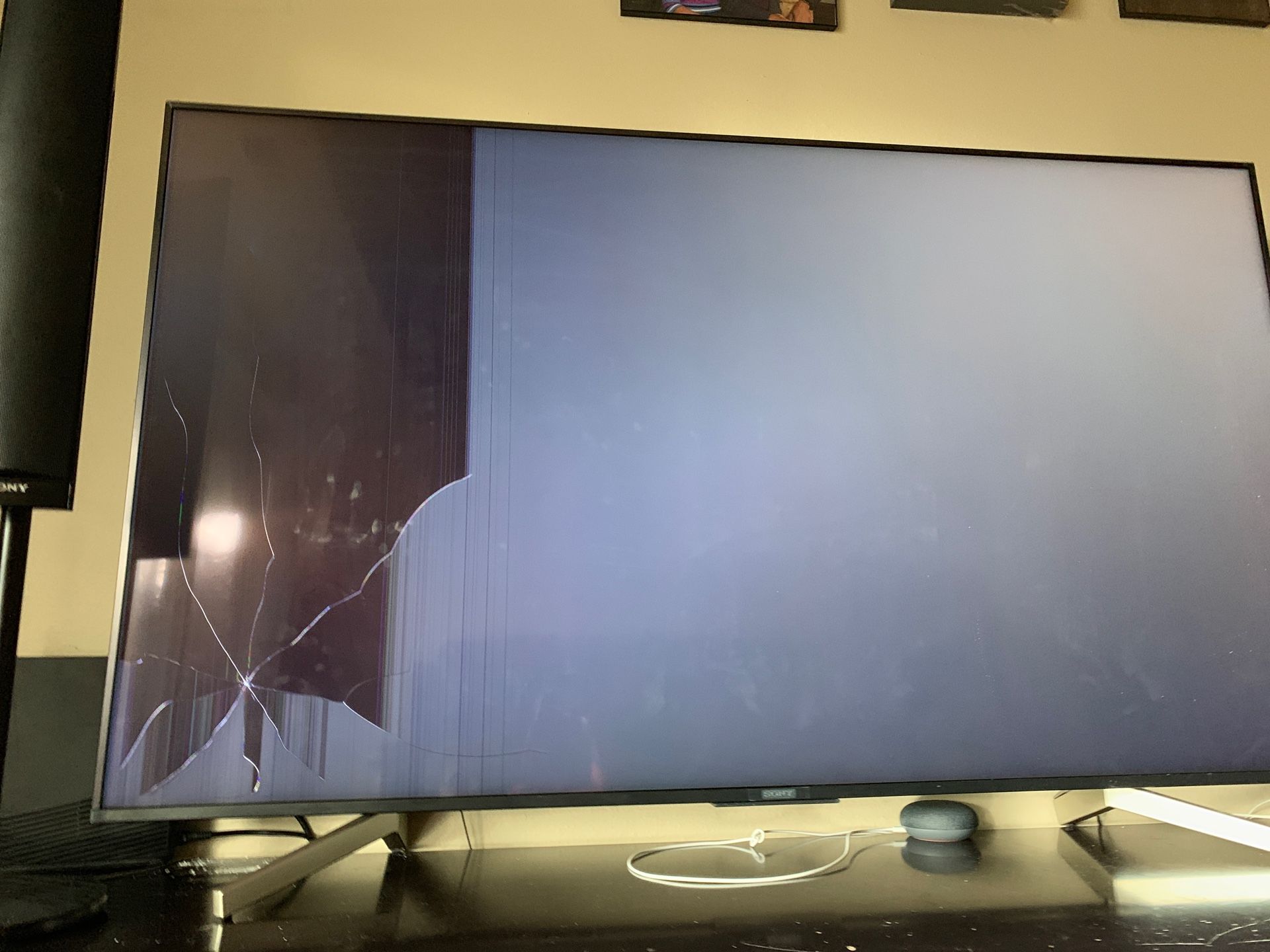 Sony TV 4K 65 inches XBR65X850F - For parts only broken screen