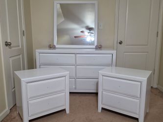 White Dresser Set with Mirror – Child’s Bedroom