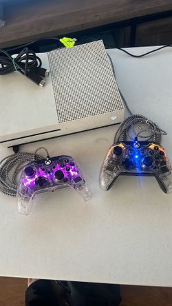 ⬜🎮 Xbox One S Console Gift Bundle 2 Glowing controllers Wired 2 player Fun Multiplayer