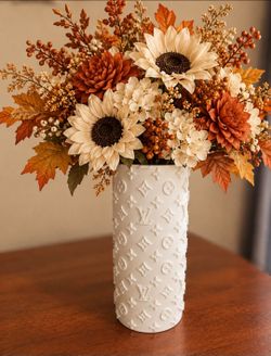 3D Printed White Vase (Flowers Not Included): Yes, it holds water with a glass vase that's included.