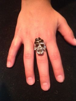 Skull with black hat ring