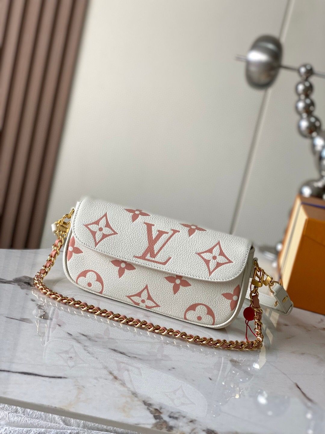 This is a Louis Vuitton handbag(167)21