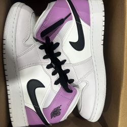 Purple Nikes Size 6 Youth