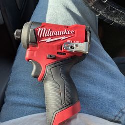 Milwaukee M12 1/4” Fuel impact Driver