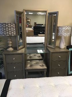 MAKE UP VANITY