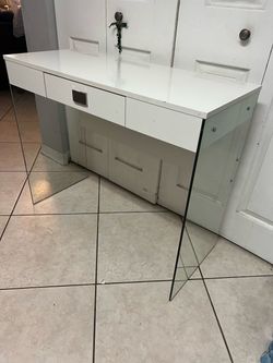 modern white beautician table  with transparent tempered glass side panels.