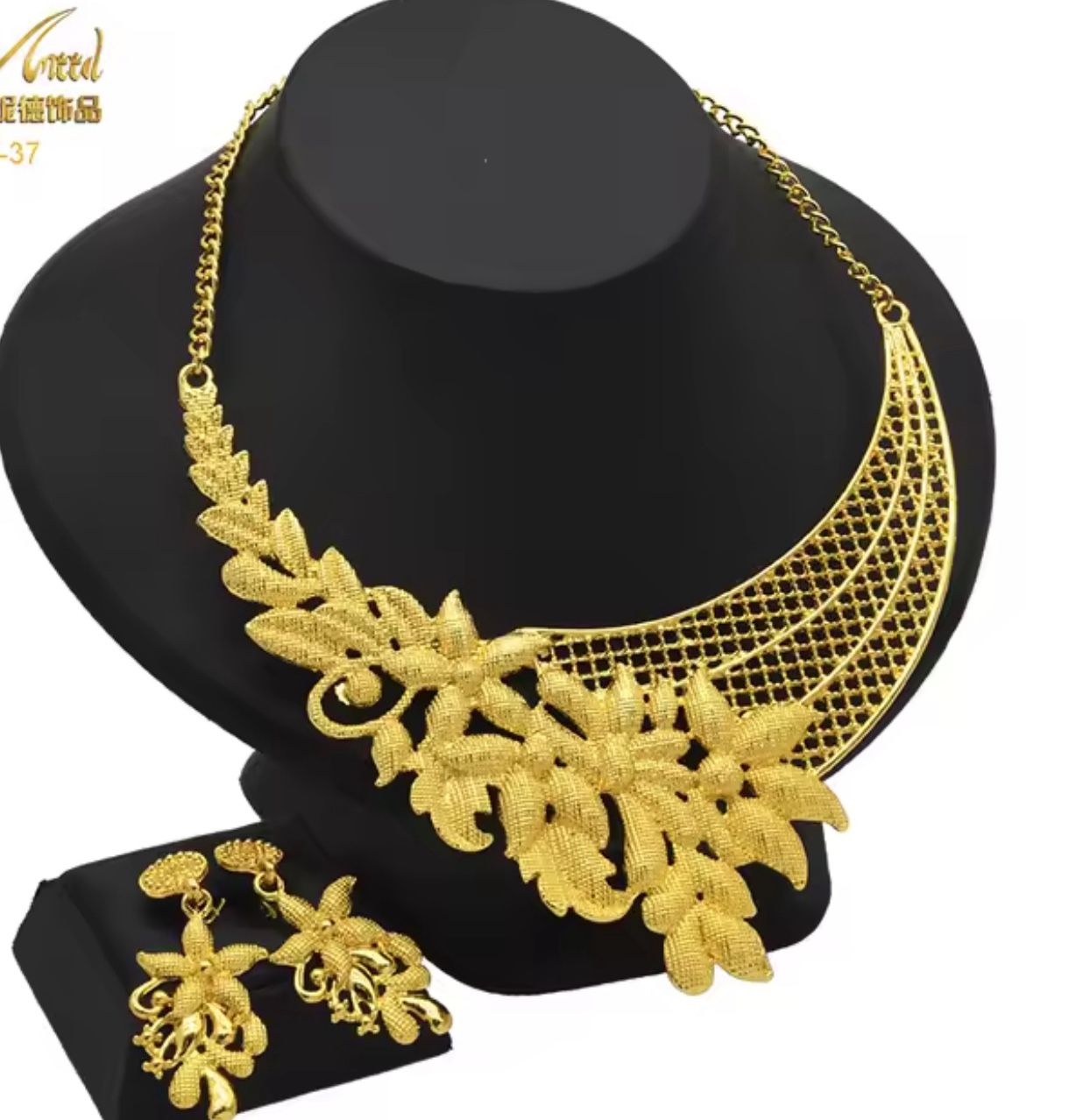 Elegant Gold Plated Necklace Set