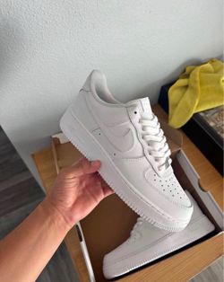 (h)Nike Air Force 1 Low Triple White Sneakers