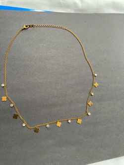 Flower necklace with clover charms