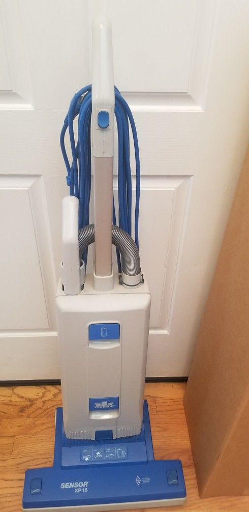 NEW cond Windsor COMMERCIAL VACUUM WITH COMPLETE ATTACHMENTS , AMAZING POWER SUCTION , WORKS EXCELLENT , IN THE BOX