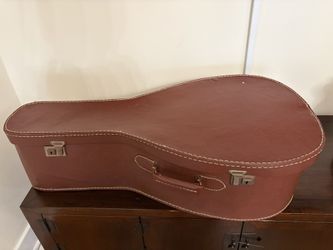 Beautiful Arabic Oud w/ Hard Case – Solid Wood. Plays, but the nut may need replacement for optimal setup