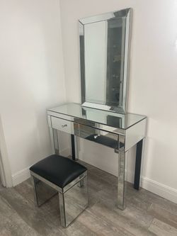 Mirror vanity with stool and mirror like new