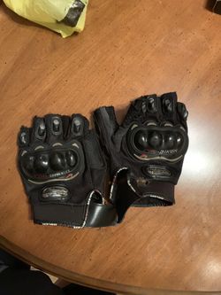 Motorcycle riding gloves
