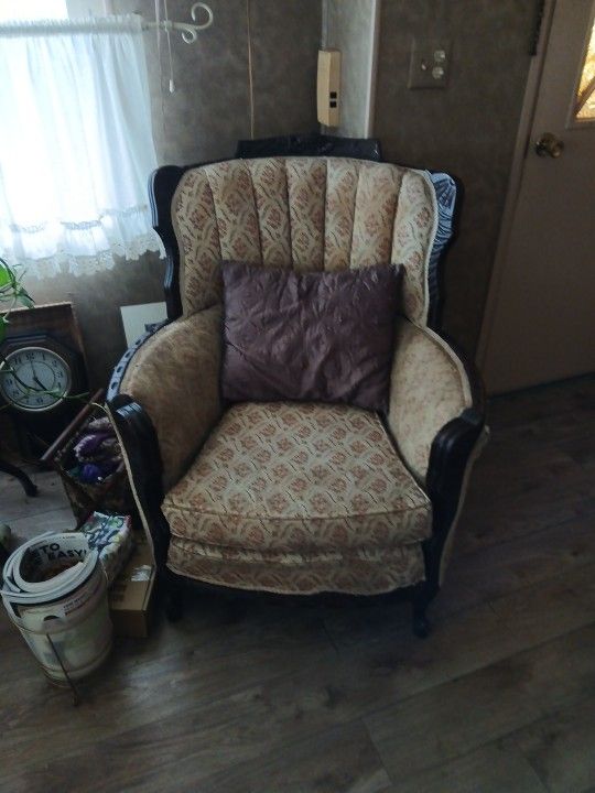 ANTIQUE CHAIR