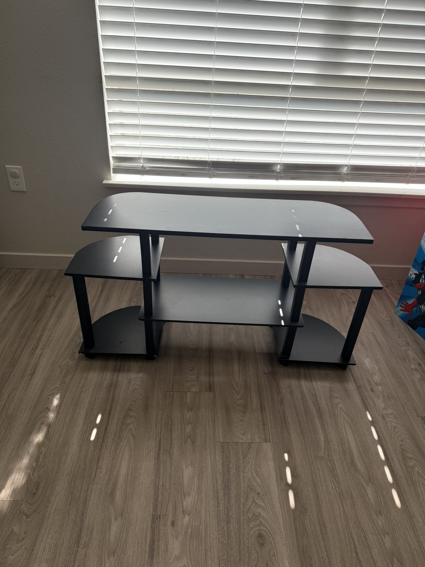 Small TV Stand / Media Shelf. Mueble pequeño para TV / Estante de entretenimiento