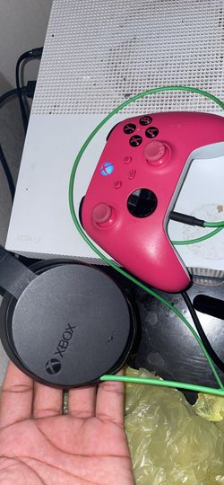 Xbox one S with 1 controller an headset