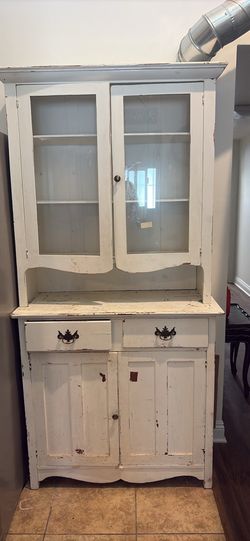 Chabby chic vintage cabinet